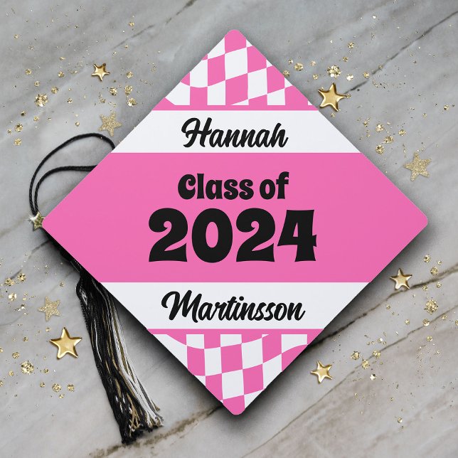 Toque De Diplômé Classe de À damiers rétro Hot Pink de 2024 (Pink and white checkered retro-style Class of 2024 custom graduation cap topper)