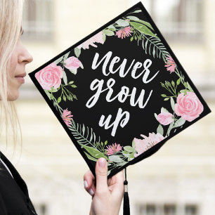 Toque De Diplômé Couronne florale rose Never Grow Up