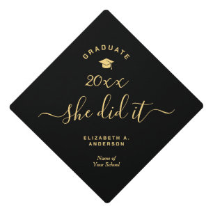 Toque De Diplômé Diplômé 2024 Script Black and Gold Elle a Réussi