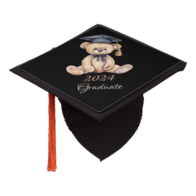Toque De Diplômé Diplômé de l'ours en peluche 2024 (Incliné)
