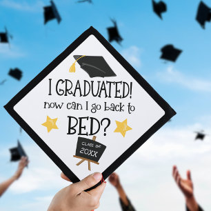 Toque De Diplômé Drôle Maintenant Puis-Je Retourner Au Lit Blanc