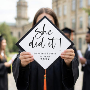 Toque De Diplômé Écriture moderne Elle a réussi Nom Remise des dipl