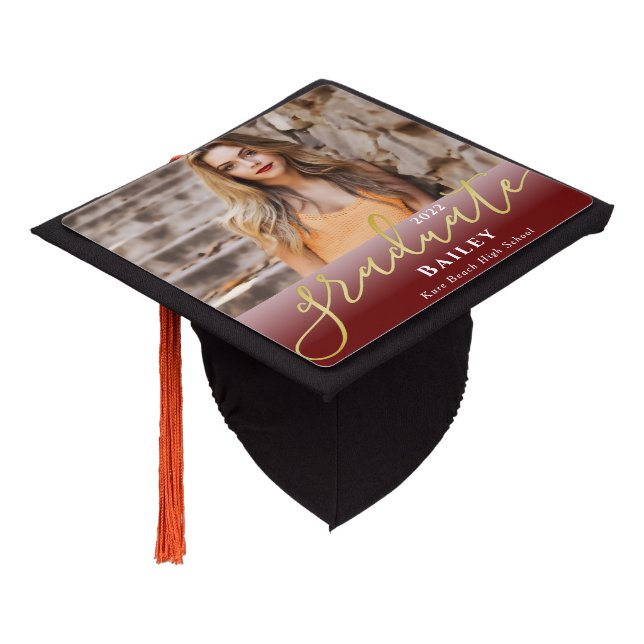 Toque De Diplômé Élégant Script Gold Red Burgundy Ombre photo (Incliné)
