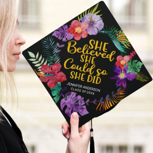 Toque De Diplômé Elle croyait qu'elle pouvait présenter des fleurs