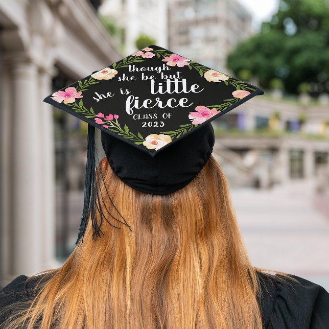 Toque De Diplômé Elle est Fierce | Année de classe personnalisée (Créateur téléchargé)