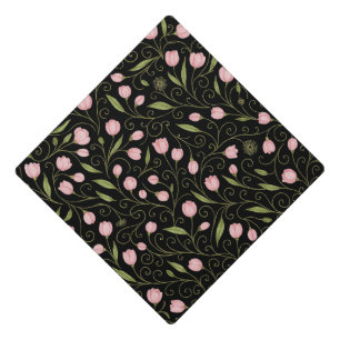 Toque De Diplômé Fleur mignonne, rose sur noir avec motif répétitif