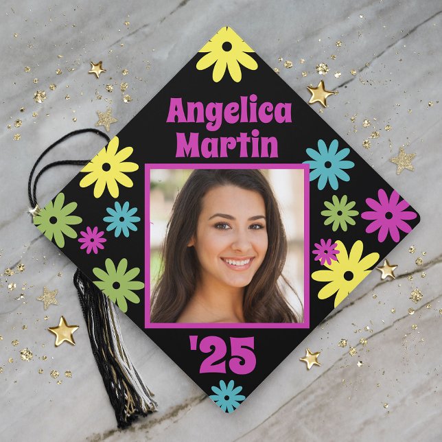 Toque De Diplômé Fleurs Hippie Retro Graduation Photo (Cute and colorful retro, hippie-style graduation photo cap topper)
