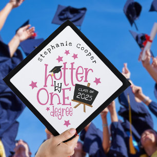Toque De Diplômé Funny Grad 2024 Pink Text Hotter D'Un Degré