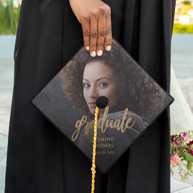 Toque De Diplômé Gold Script Graduate Custom Photo Classe de 2025 (Créateur téléchargé)