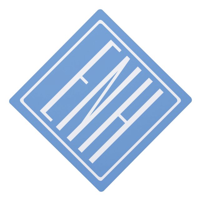 Toque De Diplômé Gras moderne 3 initiales Monogramme | Bleu doux (Devant)