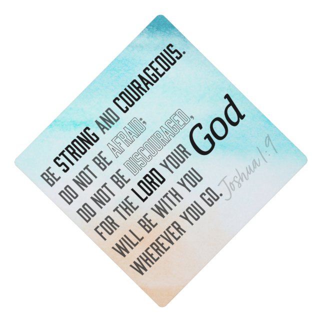 Toque De Diplômé Josué 1:9 Bible Verse puissant et courageux (Devant)