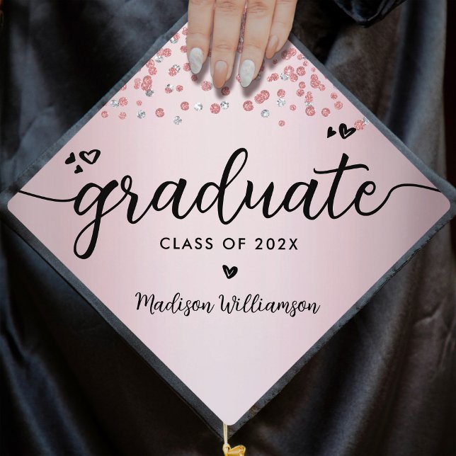 Toque De Diplômé Joyaux Confetti en or rose Coeurs Script modernes (Créateur téléchargé)