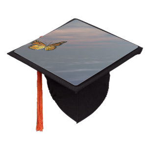 Toque De Diplômé Le papillon monarque survolant l'océan