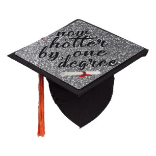 Toque De Diplômé Maintenant plus chaud d'un degré. Parties scintill