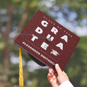 Toque De Diplômé Maroon Bold Lettres d'études supérieures et Casque