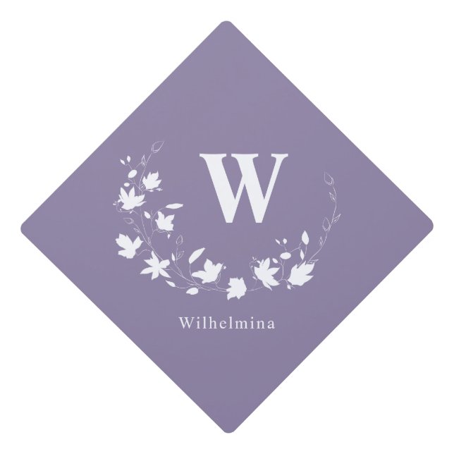 Toque De Diplômé Monogramme classique Nom Lilac Floral Wreath Custo (Devant)