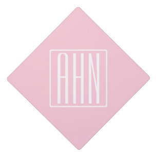 Toque De Diplômé Monogramme initial Blanc sur rose clair