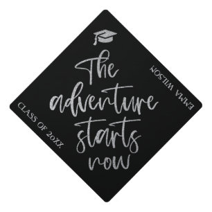 Toque De Diplômé Parties scintillant Argent Noir Script Aventure Co
