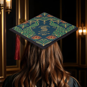 Toque De Diplômé Peacock Lotus Art Déco Élégant Monogramme Glamour