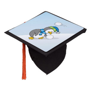 Toque De Diplômé Petit manchot obtenant une boule de neige