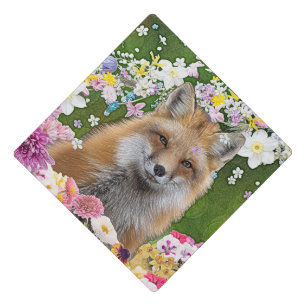 Toque De Diplômé Renard Fairytale dans le champ des fleurs