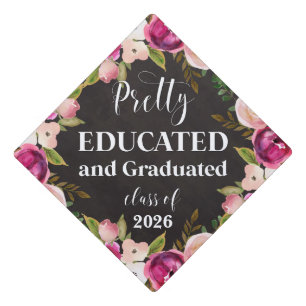 Toque De Diplômé Rose et Violet Floral Tableau Noir Joliment Éduqué