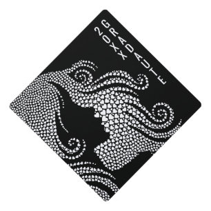 Toque De Diplômé Silhouette de diplômée avec petits cœurs blancs