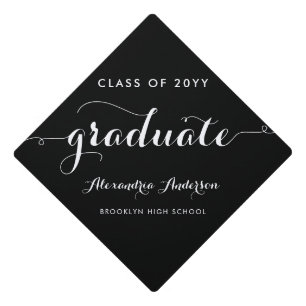 Toque De Diplômé Simple Graduate Élégant Script Moderne Noir Blanc
