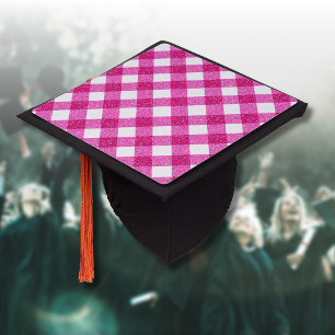 Toque De Diplômé Tartan Pailleté Rose Élégant sur Fond Blanc