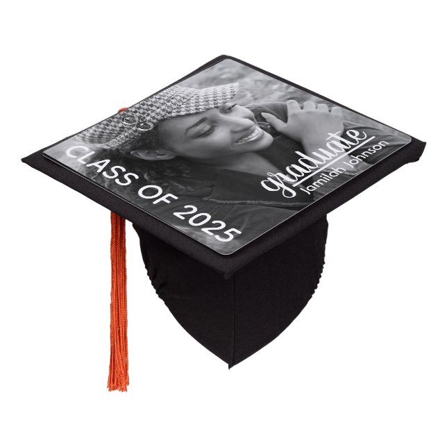 Toque De Diplômé Typographie moderne Black White Photo 2025 (Incliné)