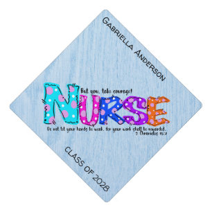 Toque De Diplômé Une infirmière de courage colorée qui dit :