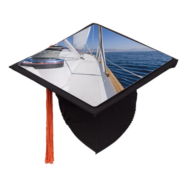 Toque De Diplômé voilier surfant sur la mer (Incliné)