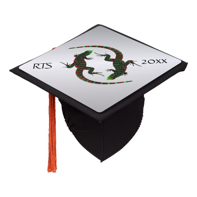 Toque De Diplômé Yin Yang Lizards argent Monogramme et date (Incliné)