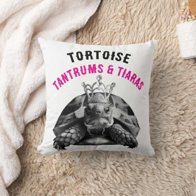 Tortoise Tantrums & Tiaras | Coussin (Couverture)
