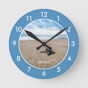 Tortue de mer sur la plage Horloge ronde personnal