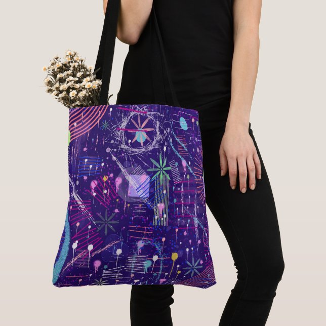 Tote Bag Abstrait Maximaliste sur Fond Violet (De près)