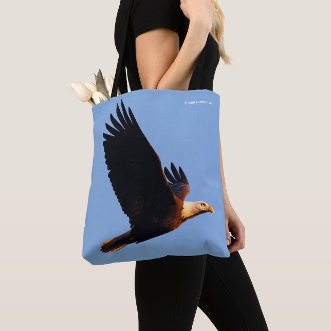 Tote Bag Aigle Bald à couper le souffle en vol du coucher d (De près)