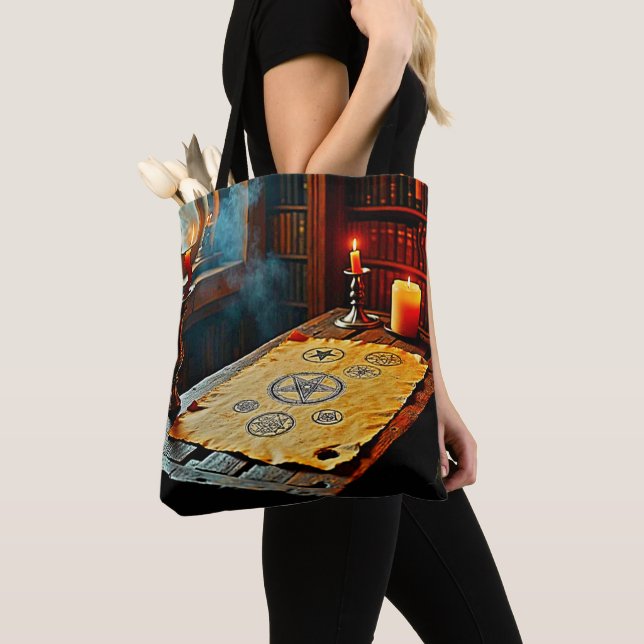 Tote Bag Anciens épisodes sur un défilement mystique (De près)