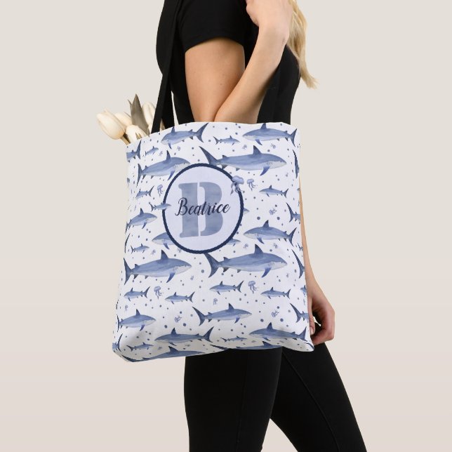 Tote Bag Aquarelle Monogramme requin Motif avec nom blanc (De près)