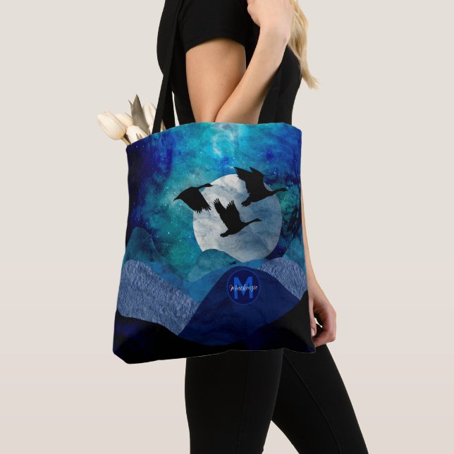Tote Bag Artsy Blue Night Mountains Flying Geese Monogram (De près)