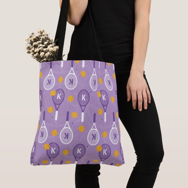 Tote Bag 😍 avec lavande monogramme et raquettes de tennis  (De près)
