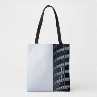 TOTE BAG BÂTIMENT EN BÉTON GRIS SOUS LE CIEL BLANC PENDANT