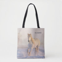 Beau Cheval Blanc Galloping dans la neige