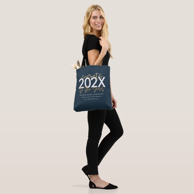 Tote Bag Bleu et or écriture moderne design graduation (Sur le modèle)