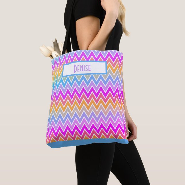 Tote Bag Bleu violet jaune arc-en-ciel Chevron Monogramme (De près)