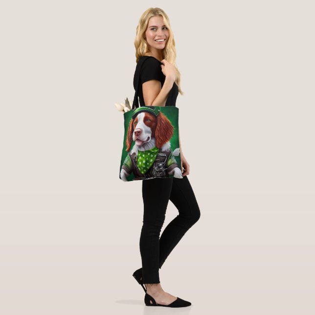 Tote Bag Brittany Spaniel conduite vélo St. Patrick's Day (Sur le modèle)