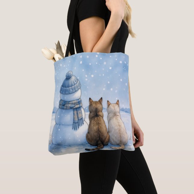 Tote Bag Cats Sitting With a Snowman In a Field (De près)