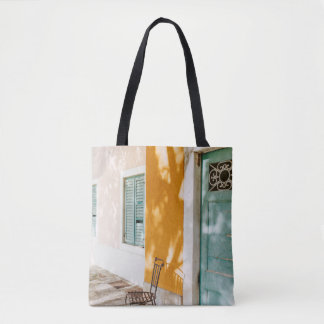 Tote Bag Chaise en métal noir près de la porte
