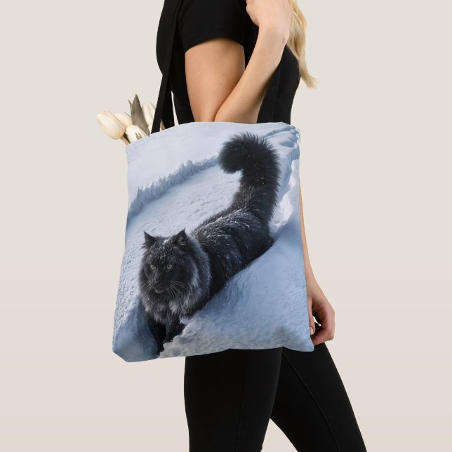Tote Bag Chat Noir Marchant Dans La Neige Profonde (De près)