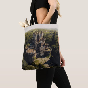 Tote Bag Château de pierre de taille grise dans la forêt 